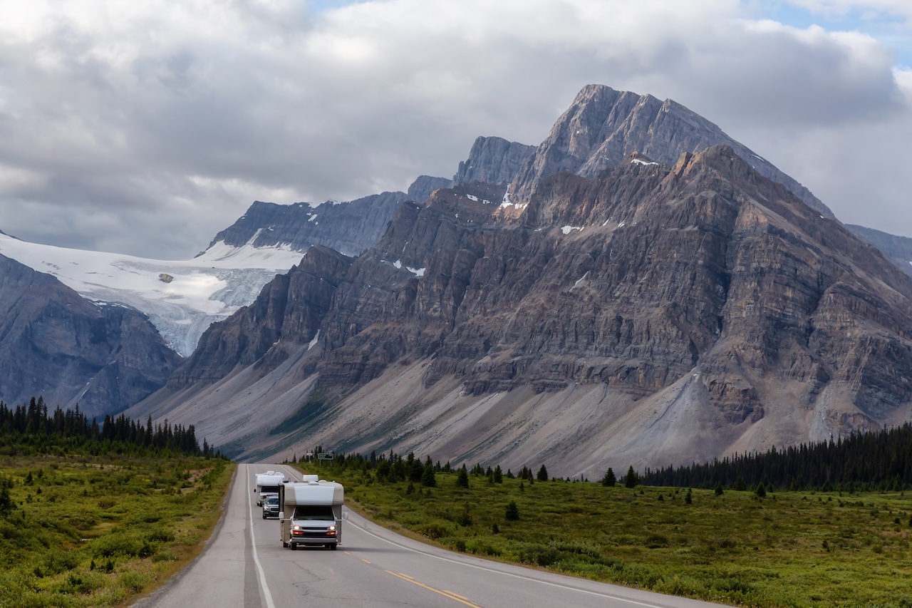 The Truth About Driving a Cab-Conversion Camper: Key Warnings Rental Shops Always Give About 80km/h Limits, Vehicle Height, Crosswinds, and Reversing