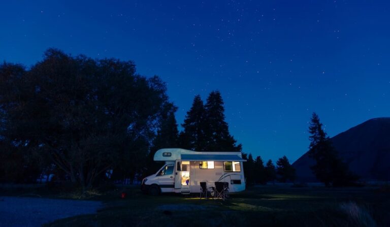 キャンピングカーは普通免許で運転できる？！